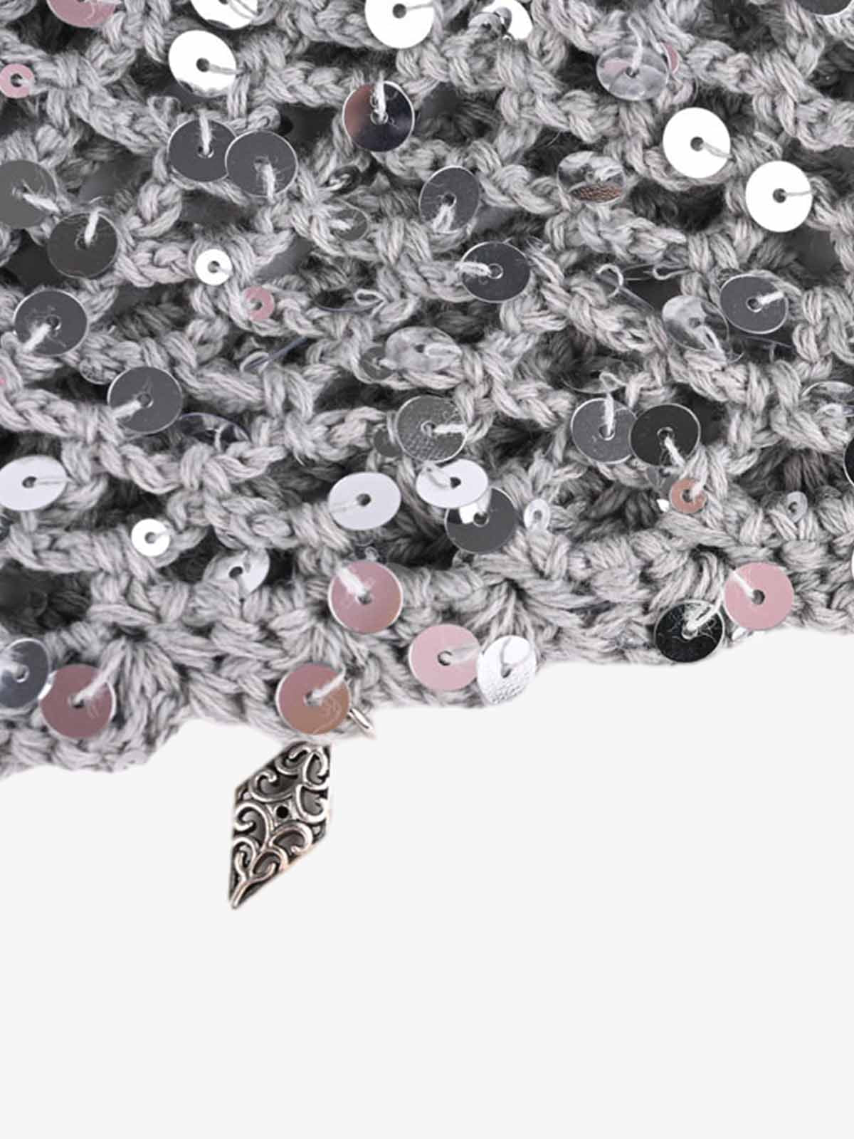 Edgy Spike-Embellished Sunglasses for Bold Fashion Statements 