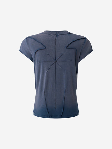 Camiseta con bordado de escorpión y costuras expuestas