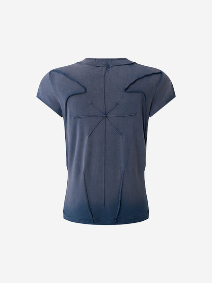 Camiseta con bordado de escorpión y costuras expuestas