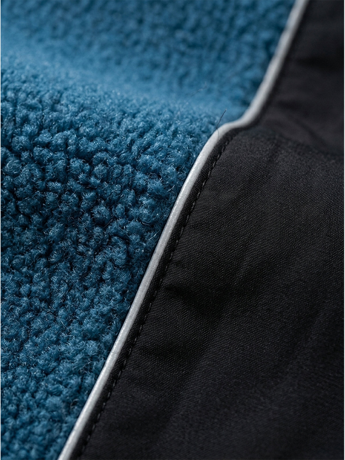 Chaqueta con capucha y cremallera, con paneles de sherpa en bloques de color