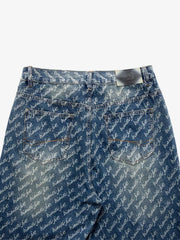 Jeans mit Allover-Buchstabengrafik im Used-Look