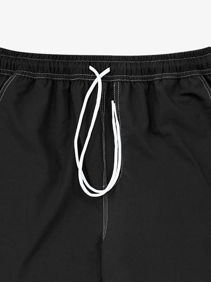 Minimalistische Shorts mit Kontrastnähten und Kordelzug