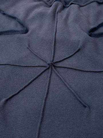 Camiseta con bordado de escorpión y costuras expuestas