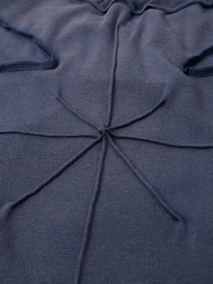 Camiseta con bordado de escorpión y costuras expuestas