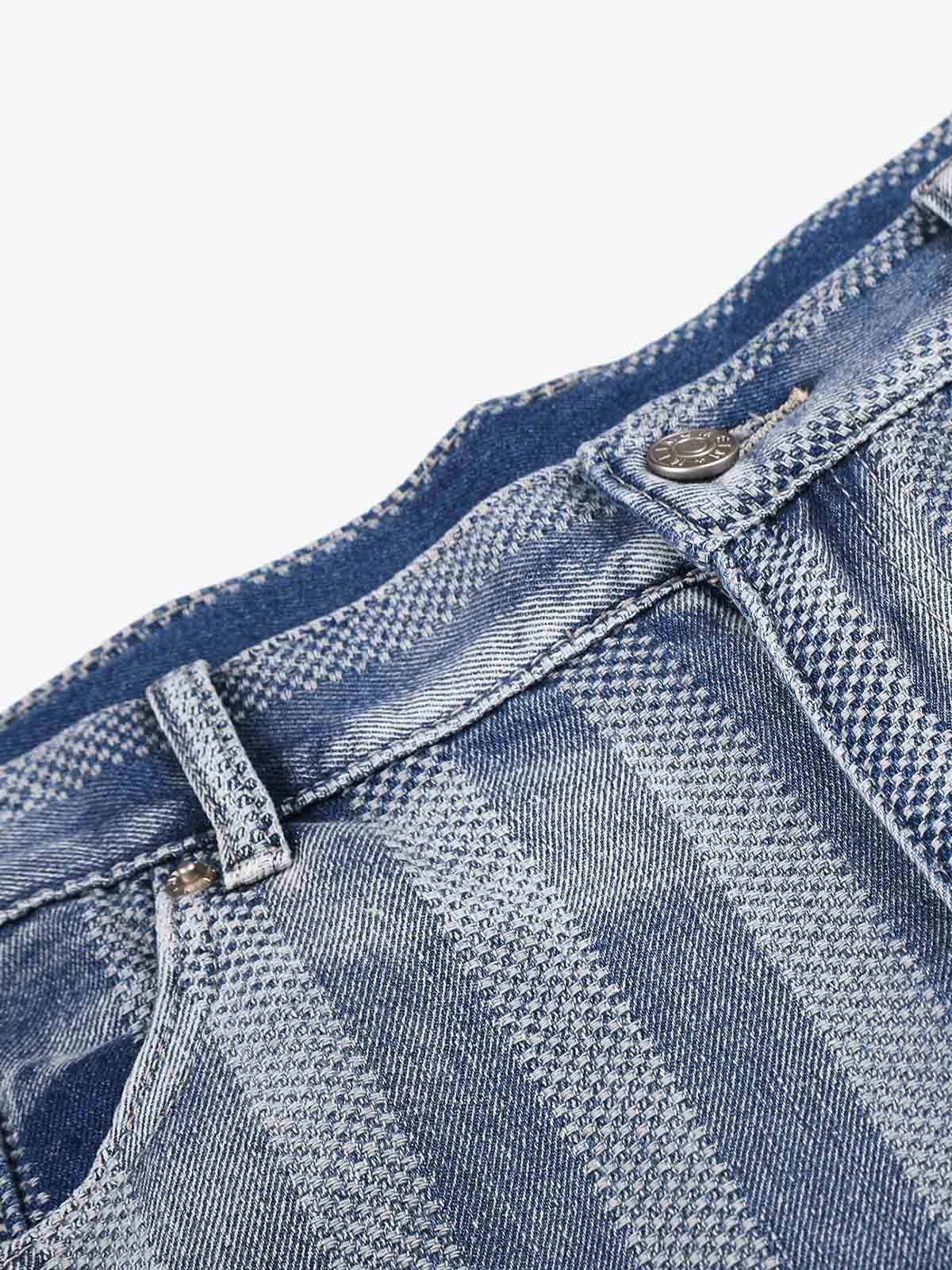 ストライプ柄のショートパンツ