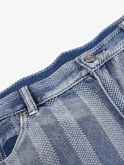ストライプ柄のショートパンツ