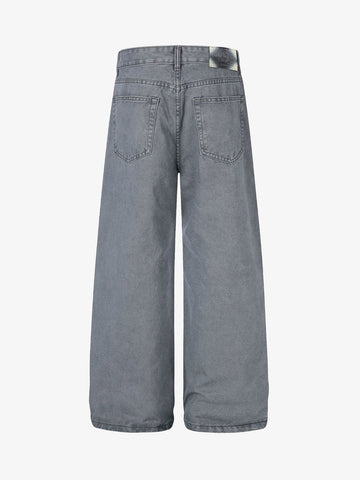 Jeans à rivets découpés