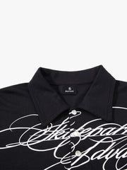 Polo con estampado floral y letras