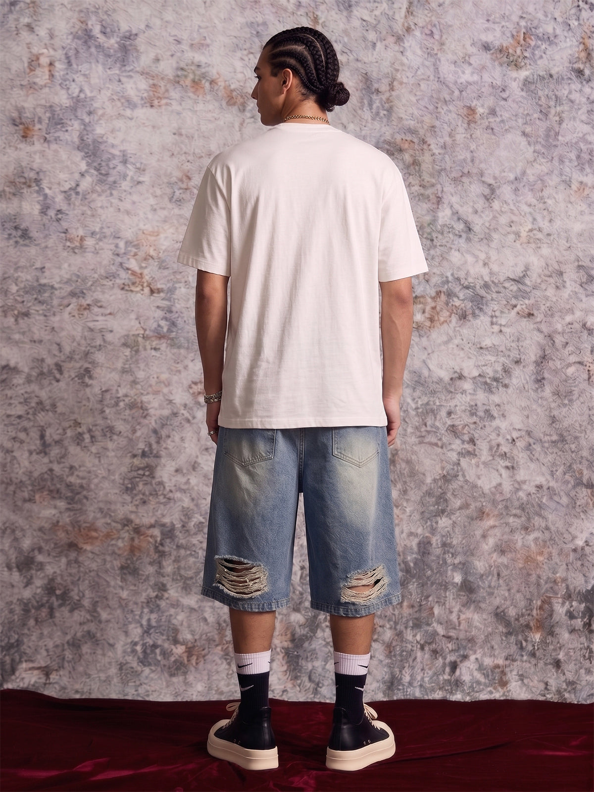 T-shirt con grafica astratta dipinta a mano