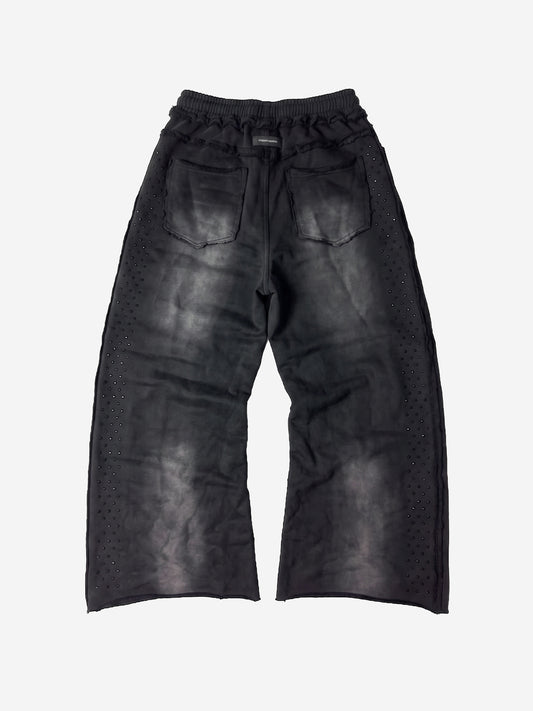 Pantalones deportivos desgastados con ribete de pedrería