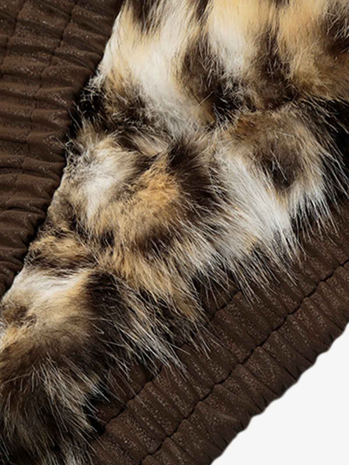 Stylish Sleeveless Vest with Leopard Trim for Men and Women - Perfect for Casual and Trendy Looks 