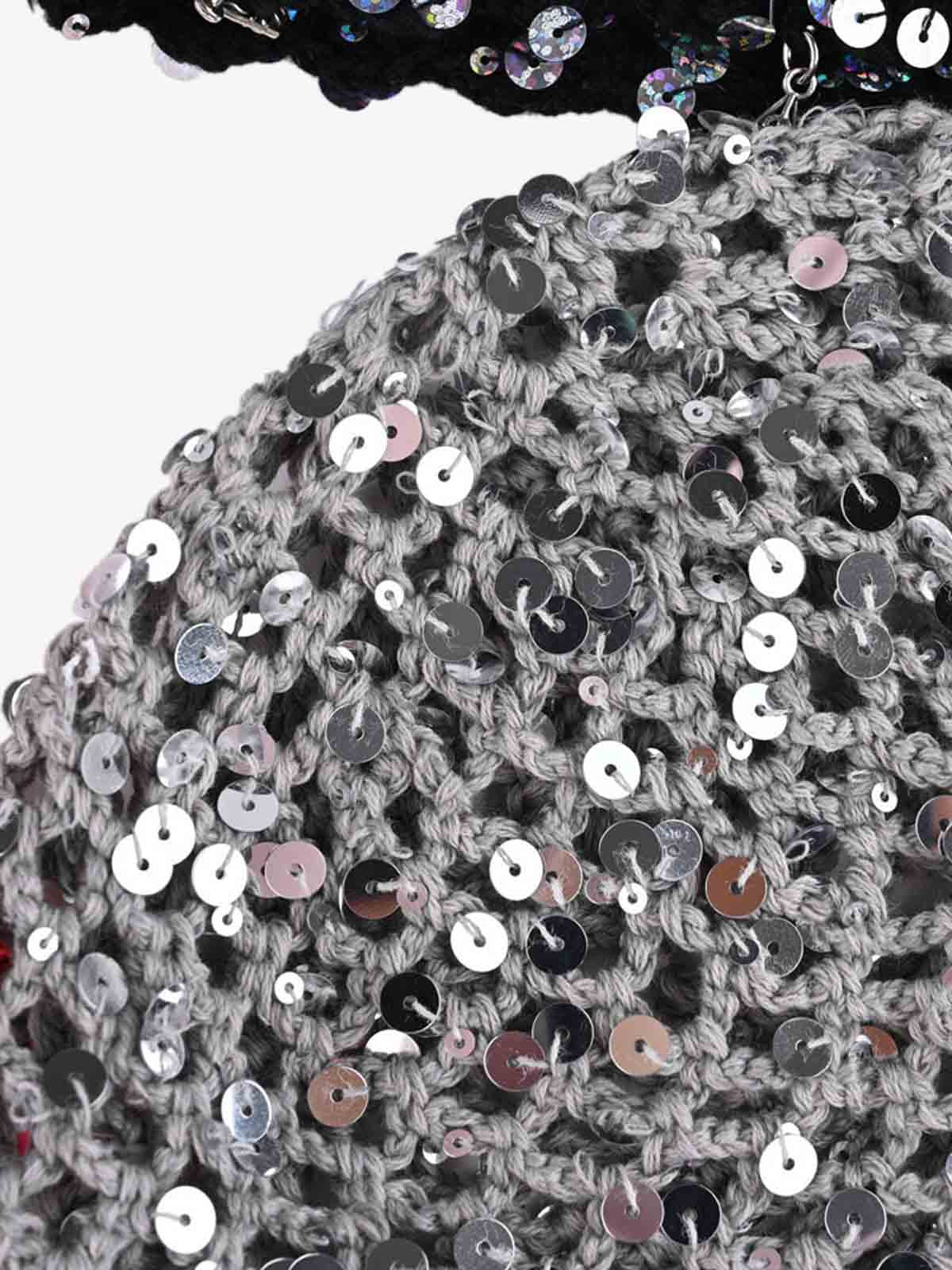 Edgy Spike-Embellished Sunglasses for Bold Fashion Statements 