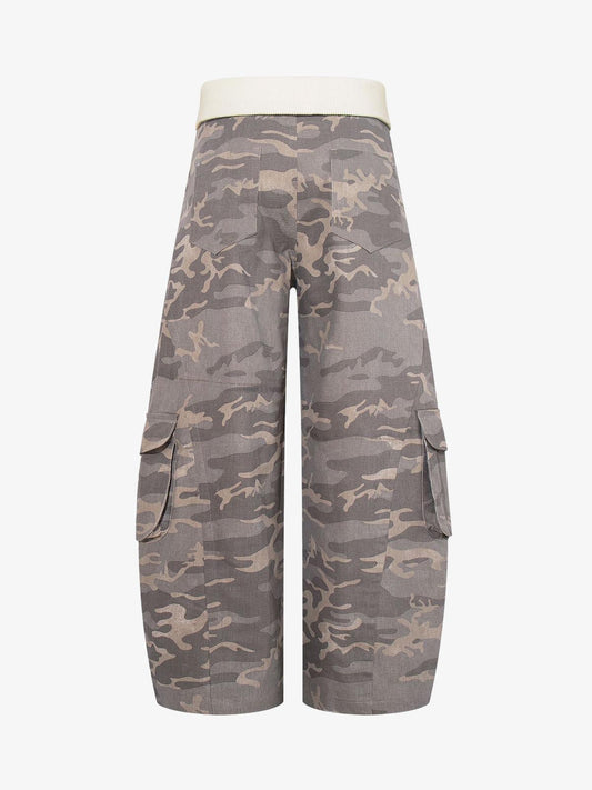 Pantalones cargo de camuflaje con cintura contrastante