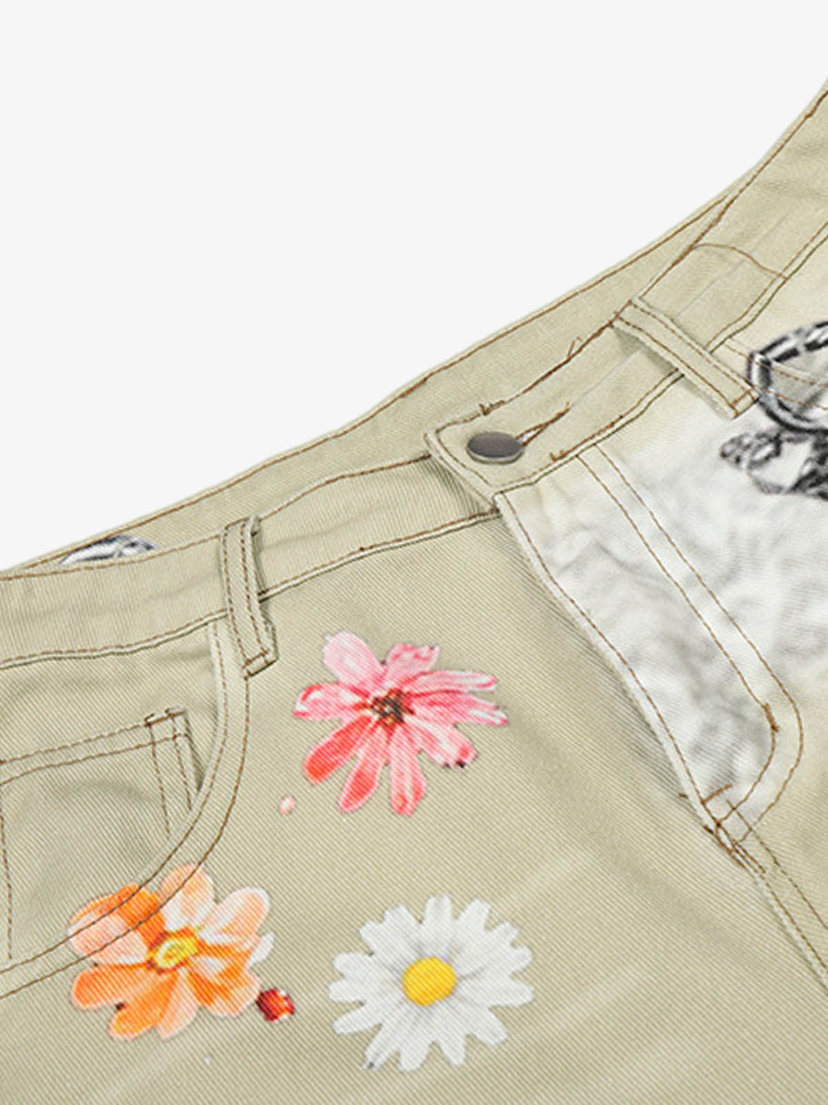 Jeansshorts mit Blumenapplikationen im Used-Look
