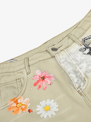 Jeansshorts mit Blumenapplikationen im Used-Look
