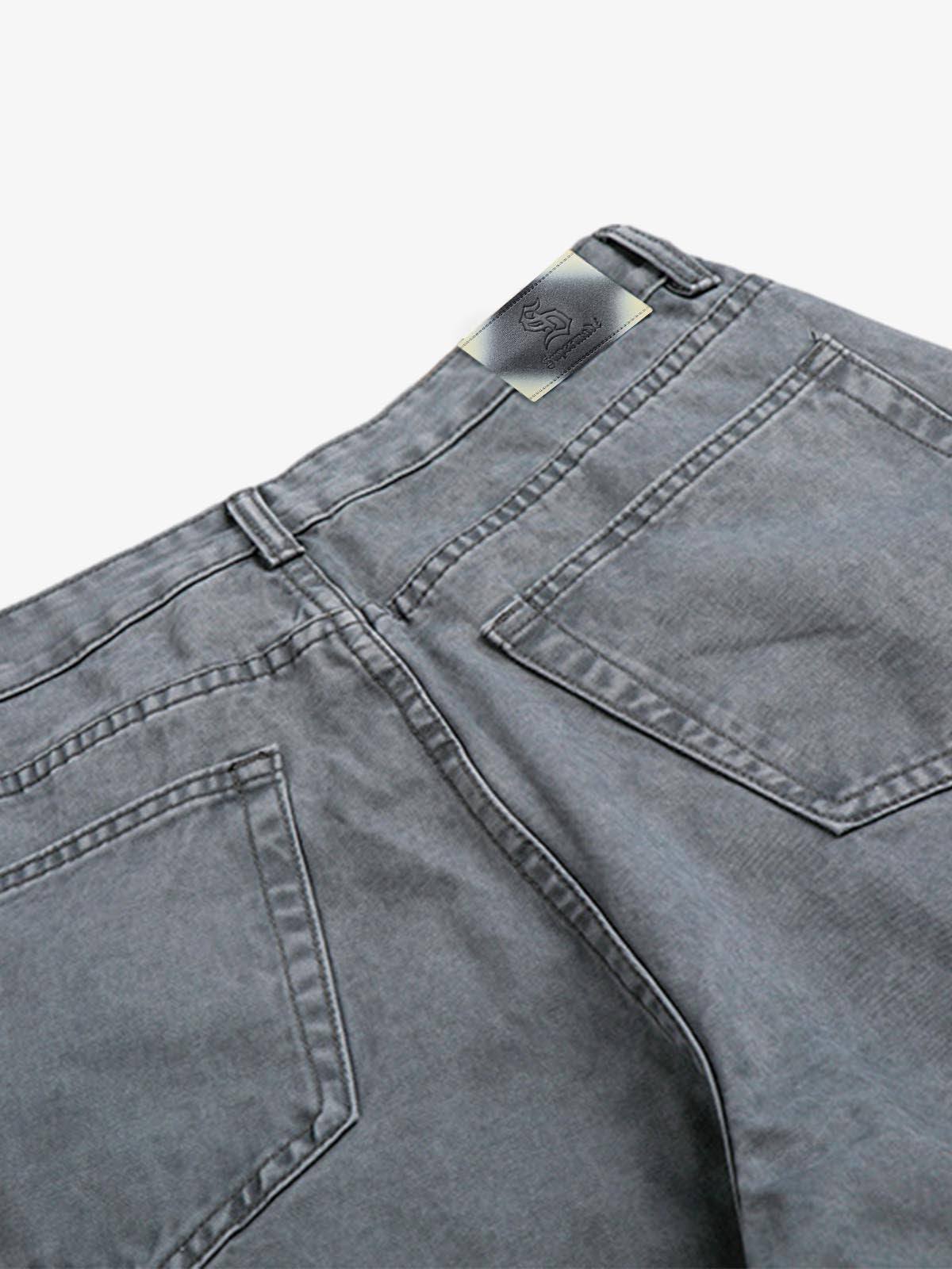 Jeans à rivets découpés