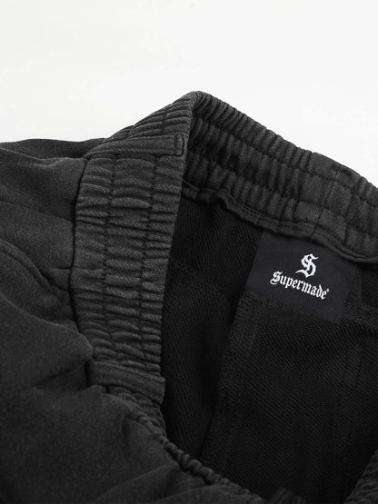 Gewaschene, bestickte Hose mit Ösen und Nieten