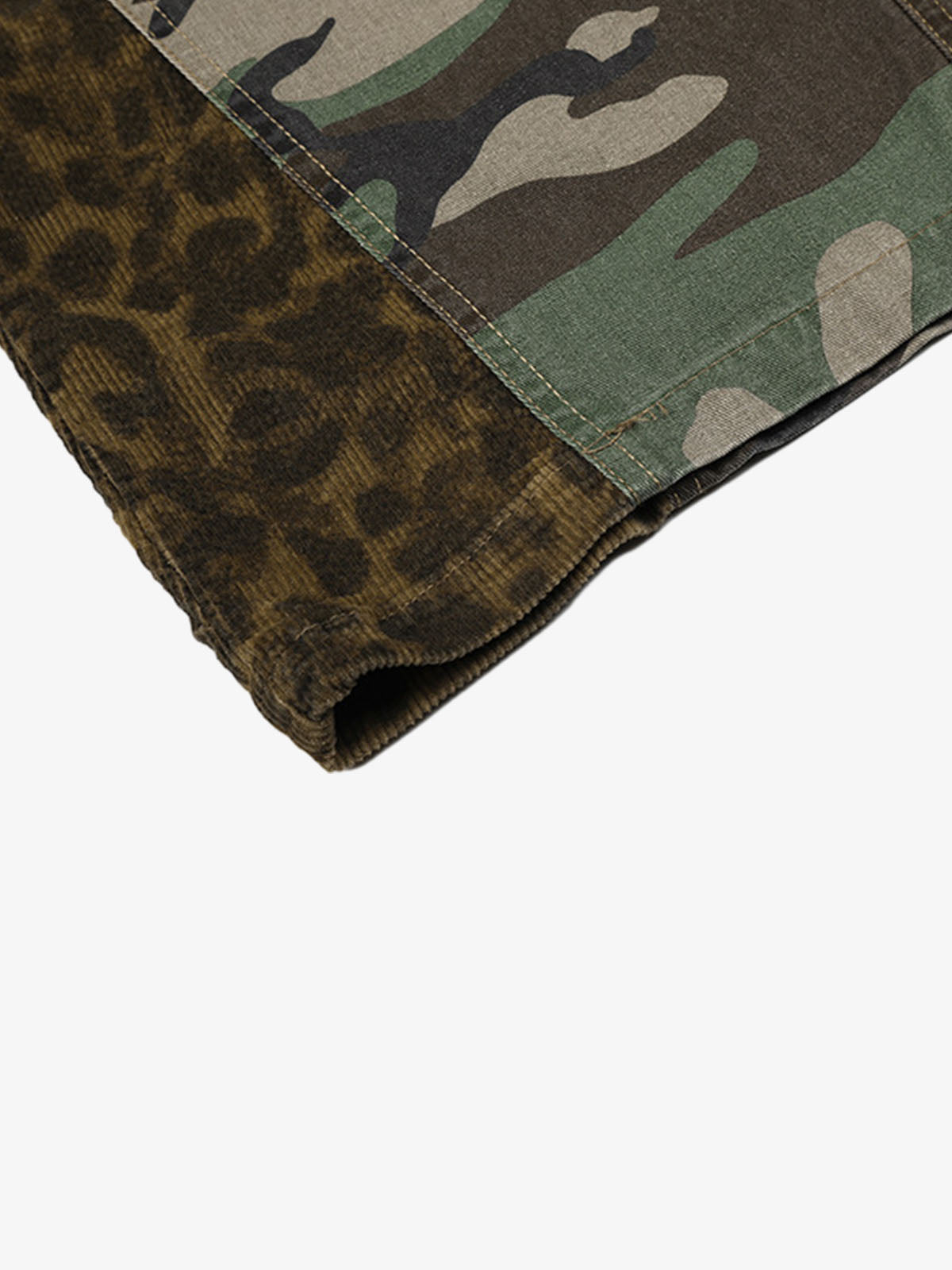 Pantaloni cargo mimetici leopardati con patchwork