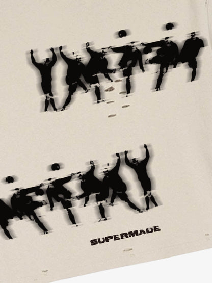 Short-sleeved Distressed T-shirt With A Football Kicking Scene And Blur Pattern Design 