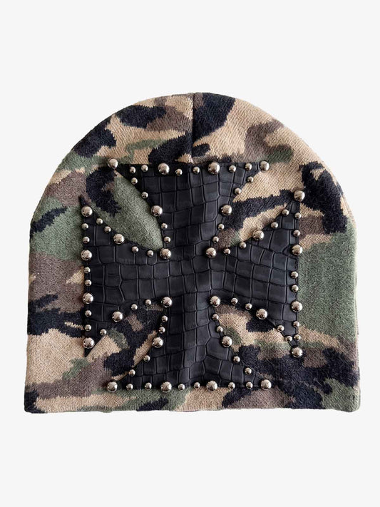 Strickmütze mit Tarnmuster, Kreuznieten und Kuppelform