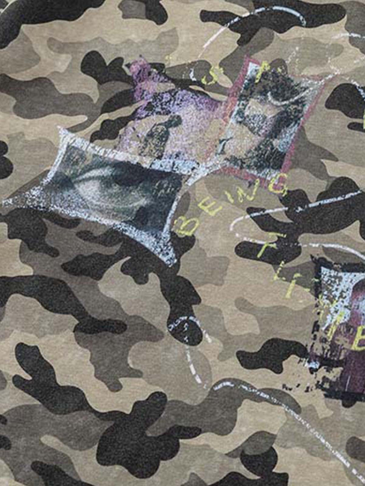 Camouflage-T-Shirt mit Charaktergrafik