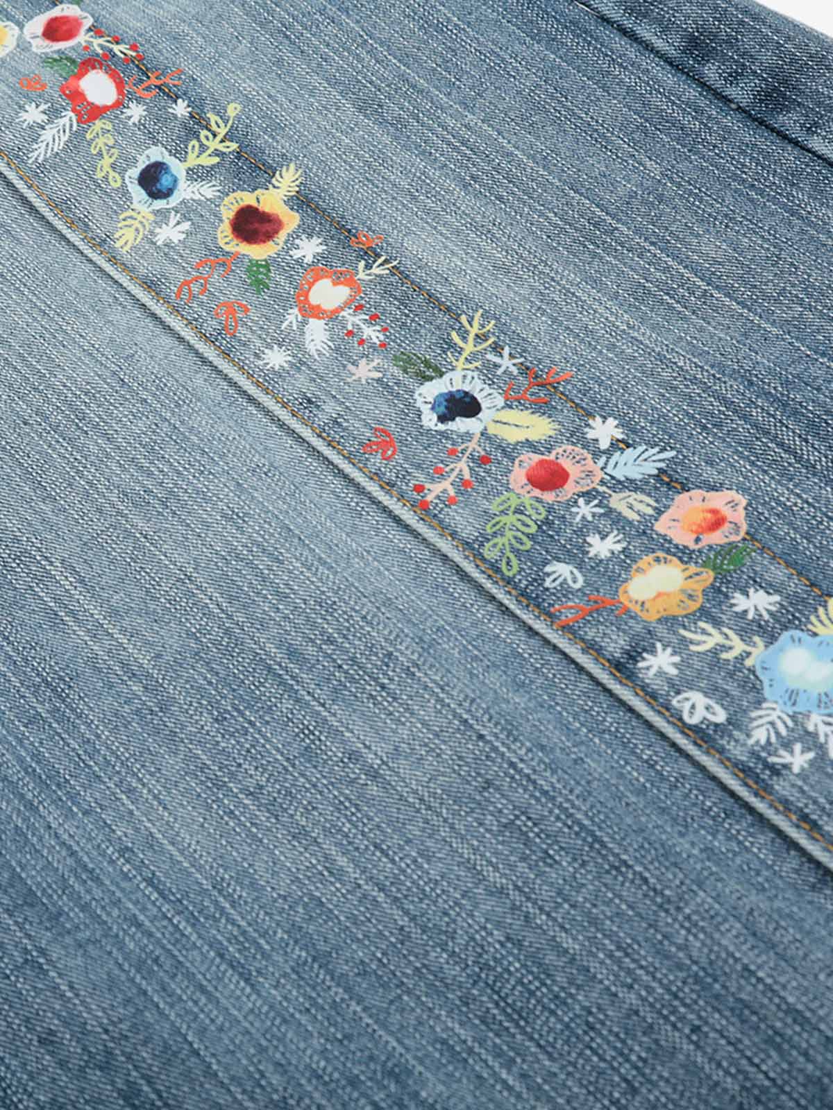 Short en jean délavé à fleurs