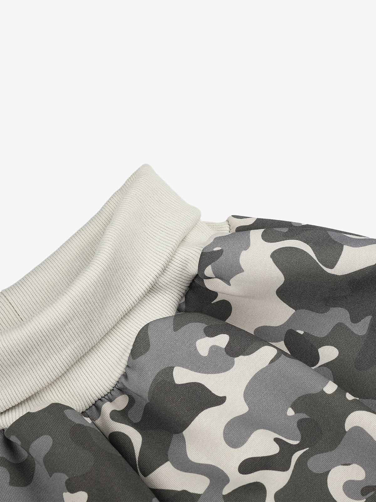 Pantaloni della tuta larghi a coste con risvolto in vita e stampa mimetica a barile