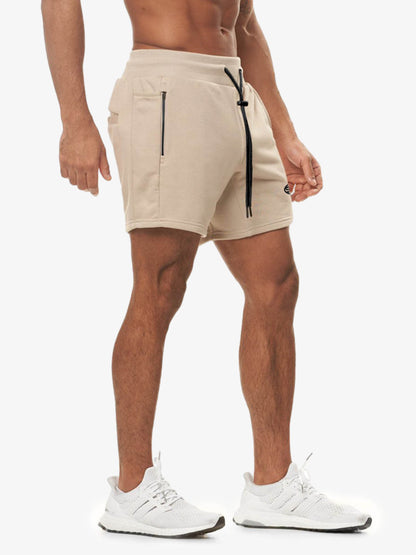 Pantalones cortos minimalistas con logo pequeño