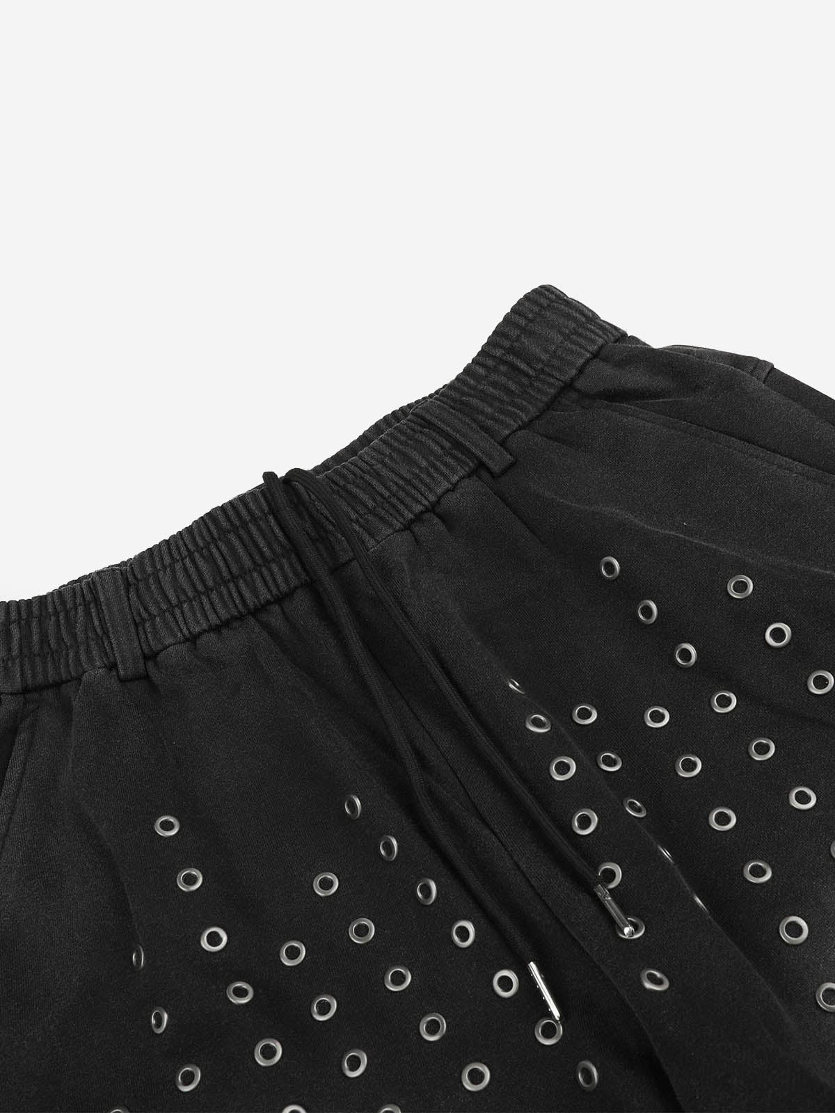 Gewaschene, bestickte Hose mit Ösen und Nieten