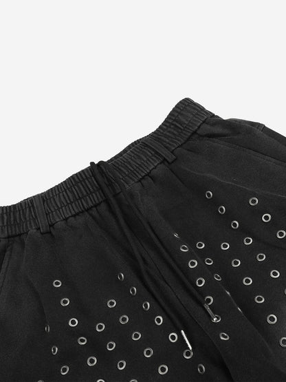 Gewaschene, bestickte Hose mit Ösen und Nieten