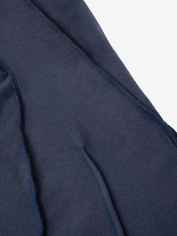 Camiseta con bordado de escorpión y costuras expuestas