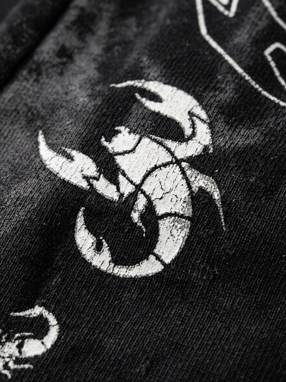 Pantalon de survêtement délavé à jambes larges, avec imprimé graphique scorpion et effet pulvérisé