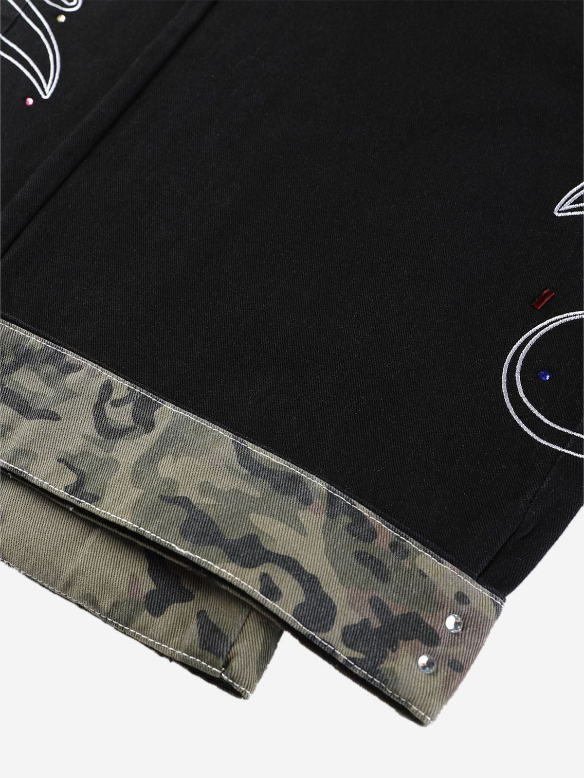 Jeans mit Camouflage-Patchwork, Strassstickerei und geradem Bein