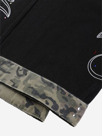 Jeans mit Camouflage-Patchwork, Strassstickerei und geradem Bein