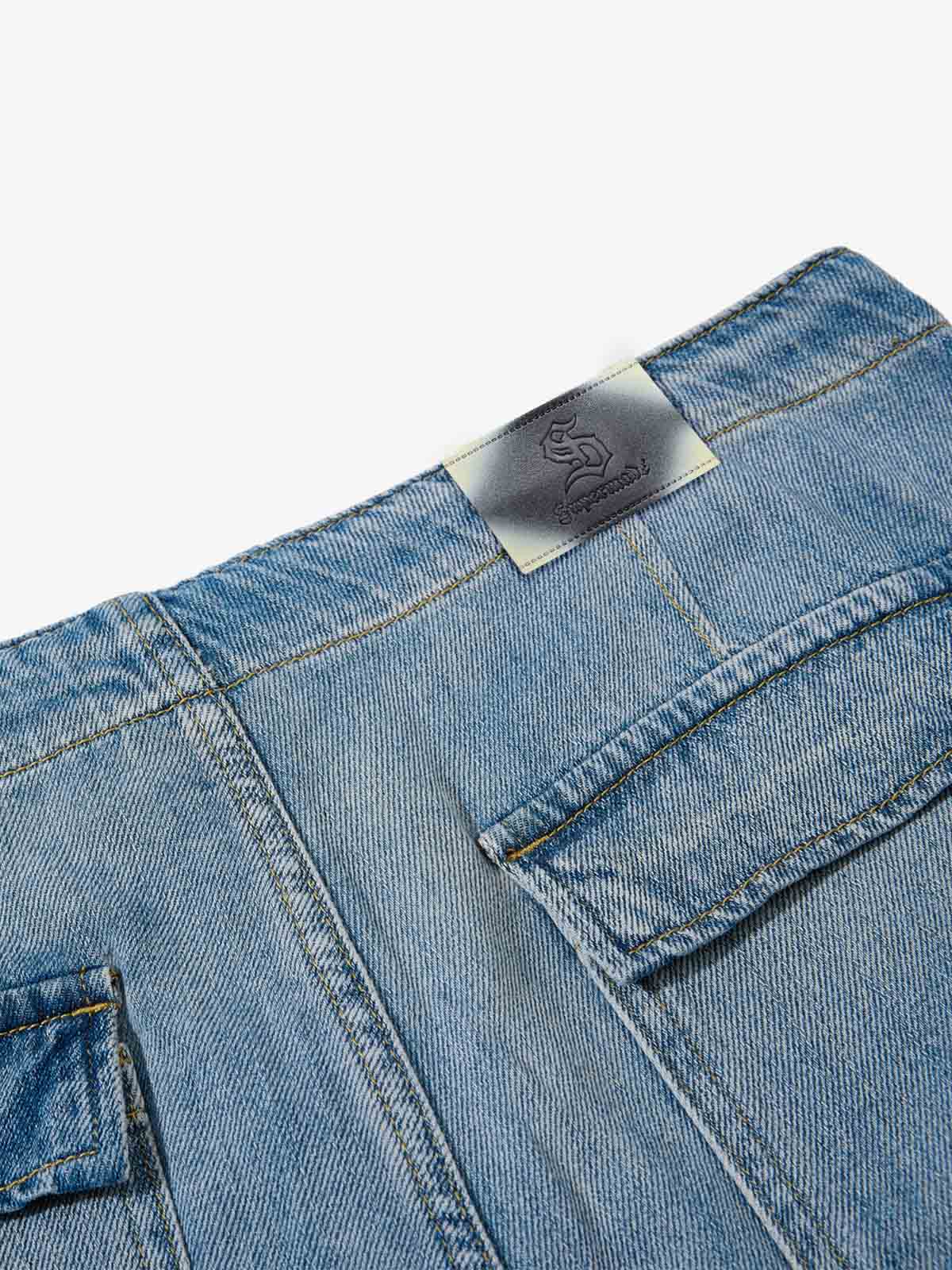 ウォッシュ加工のダメージデニムパンツ