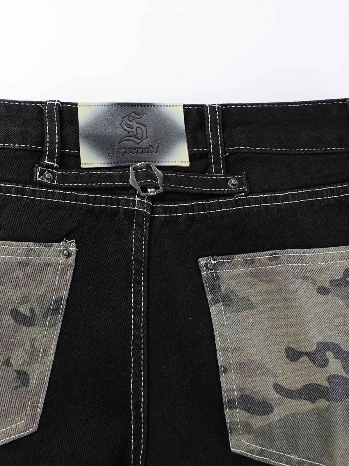 Jeans mit Camouflage-Patchwork, Strassstickerei und geradem Bein