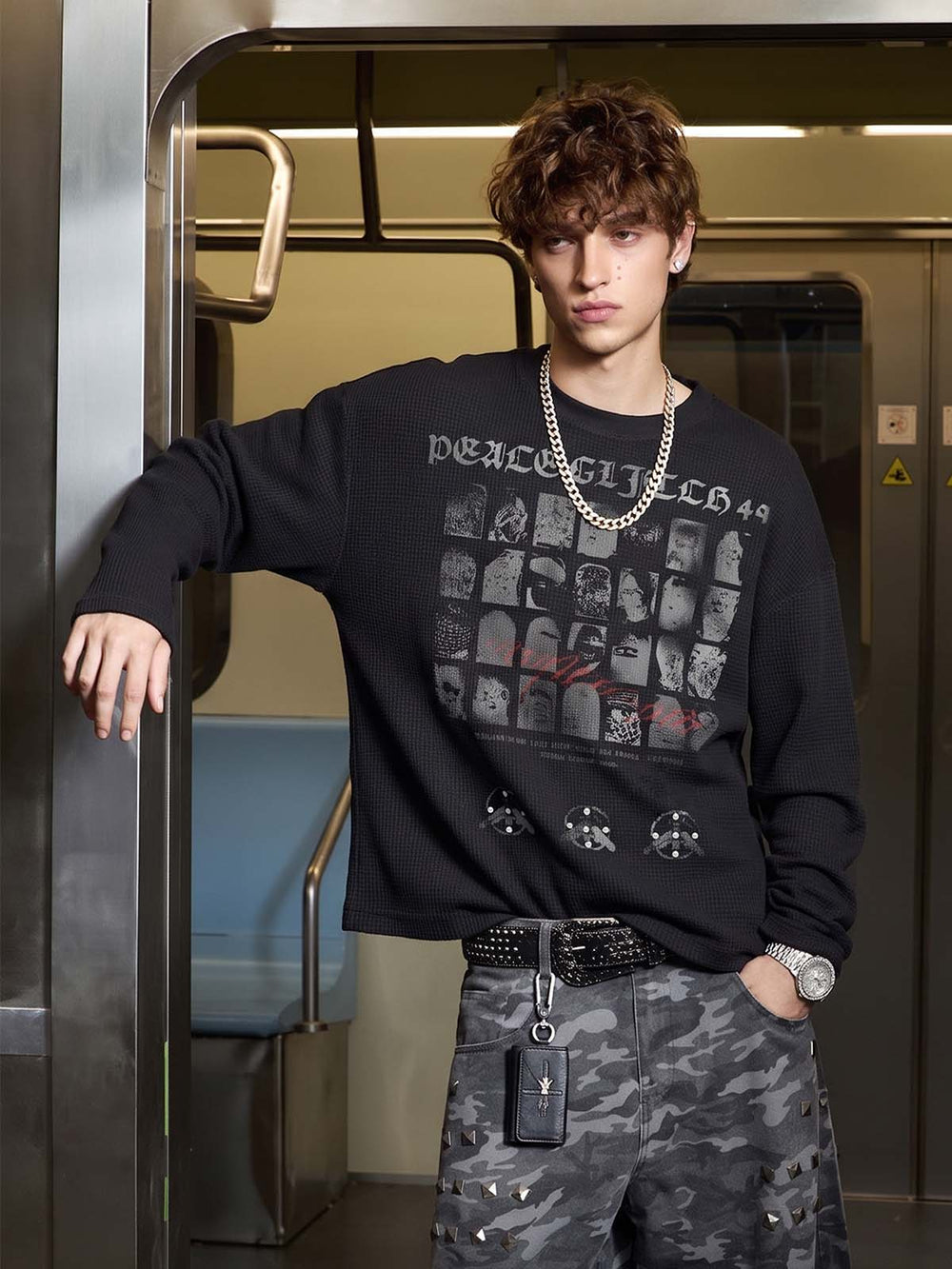Anti-Kriegs-Grafik-Langarmshirt mit Perlenbesatz und Waffelmuster