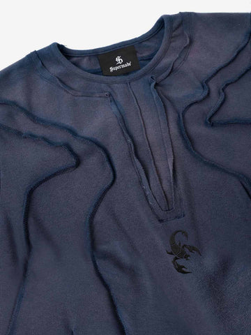 Camiseta con bordado de escorpión y costuras expuestas