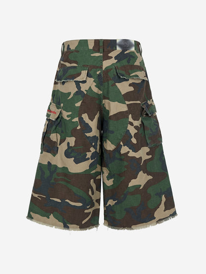 Vintage-Cargoshorts mit Camouflage-Muster und ausgefranstem Saum