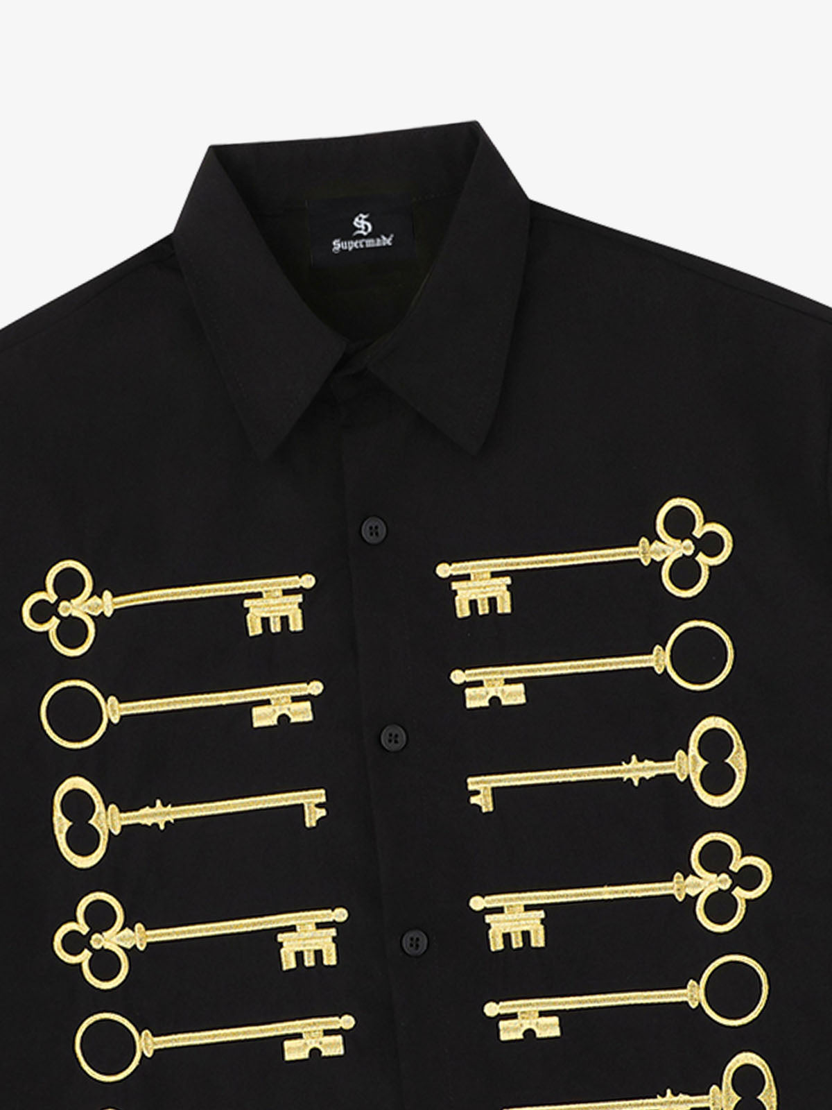 Camisa negra de algodón con botones y motivo de llave bordado en dorado.