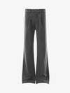 Pantaloni minimalisti drappeggiati e sartoriali