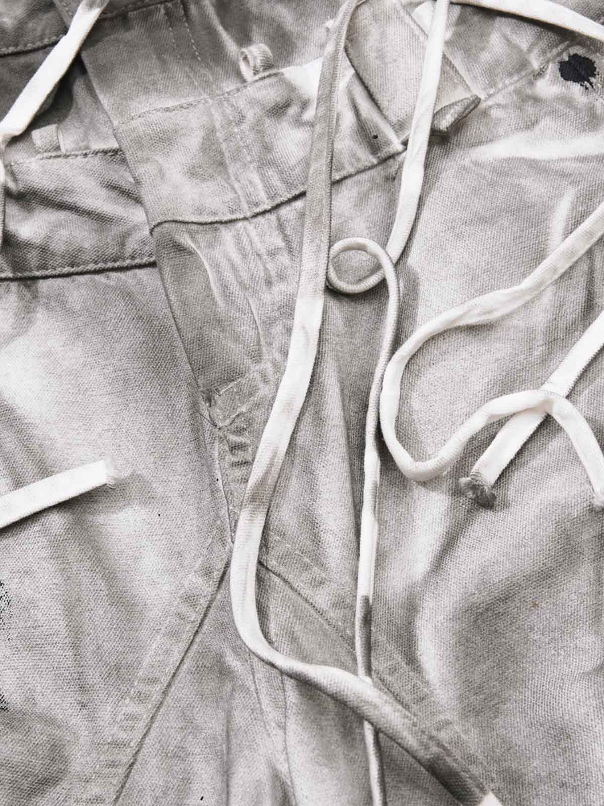 Pantalones anchos desgastados