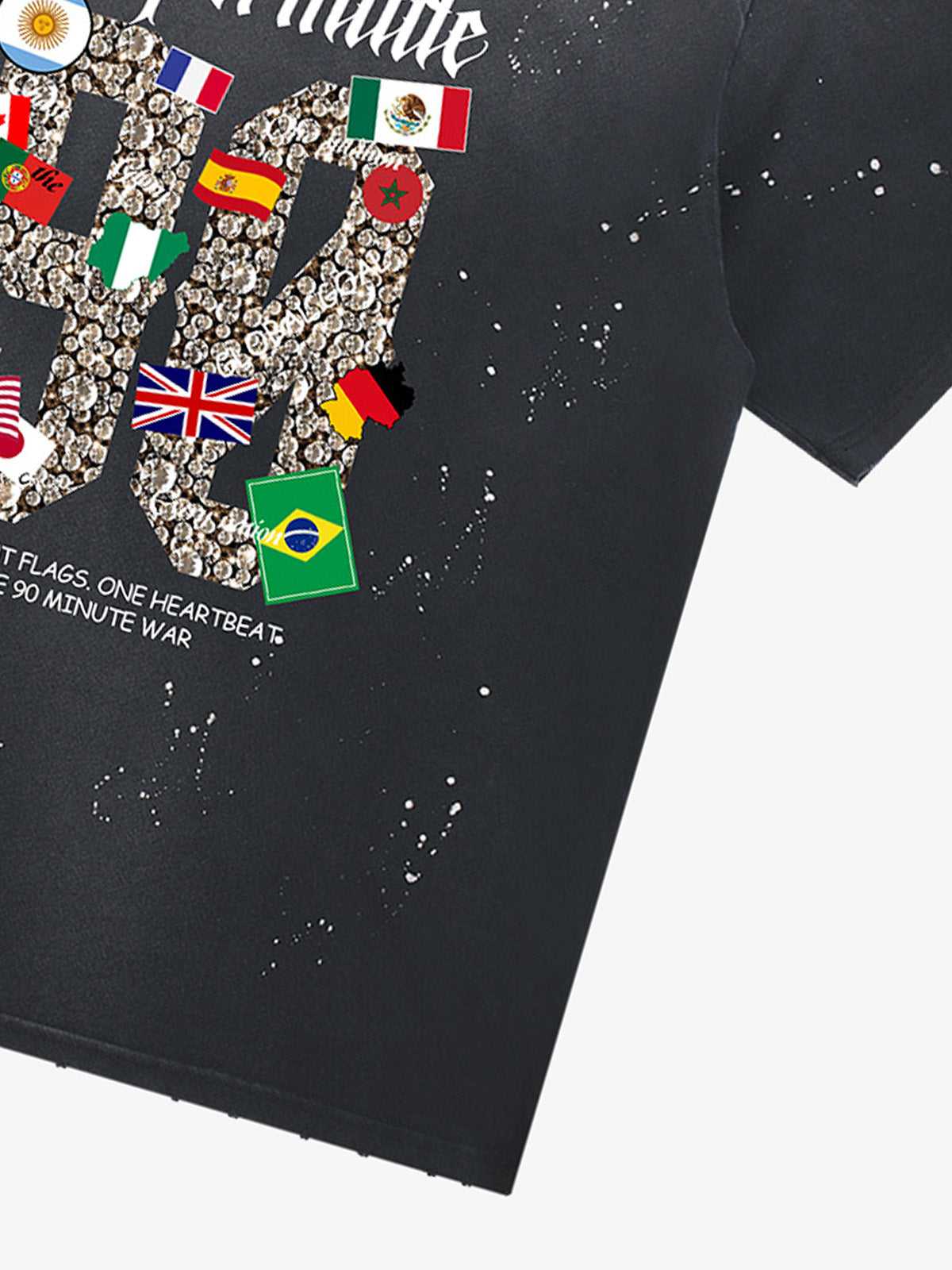 Unisex, washed and distressed short-sleeved T-shirt with a football-themed print pattern with the meaning of "90" minutes 