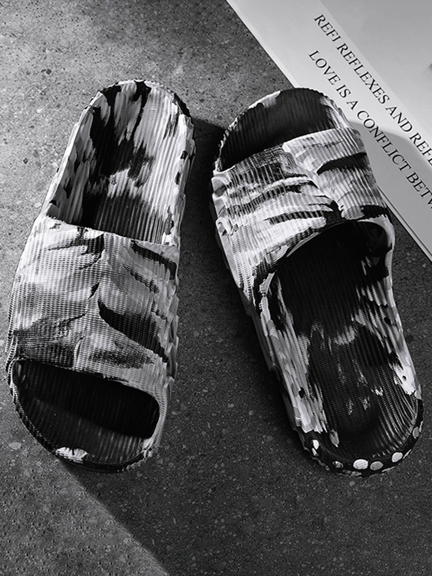 Fashionable Camouflage Graffiti Outdoor Slippers