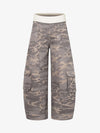 Pantalones cargo de camuflaje con cintura contrastante