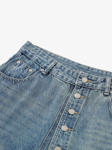 Asymmetrische Jeansshorts mit mehreren Knöpfen