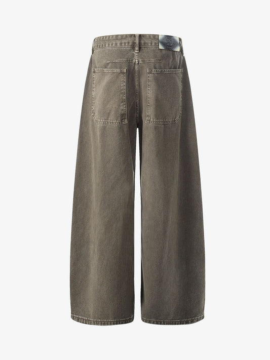 Jeans mit mehreren Knöpfen, Falten und gebogenem Bein