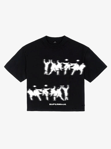Short-sleeved Distressed T-shirt With A Football Kicking Scene And Blur Pattern Design 