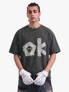 Wende-T-Shirt mit „OK“-Aufnäher, Farbblock-Design und Rissen