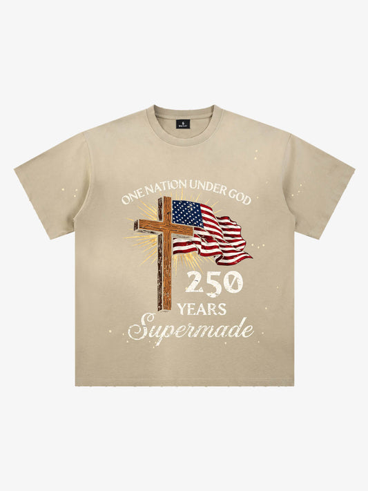 T-shirt lavata con grafica a bandiera con croce